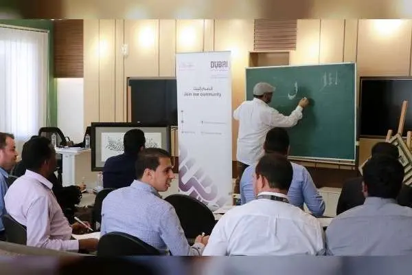 Taller de caligrafía celebrado en el Centro Erada de Dubai.