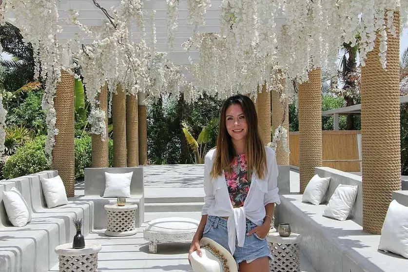 La joven ecuatoriana Pilar Zambrano en su lugar de trabajo en La Palmera de Dubai. (EL CORREO)