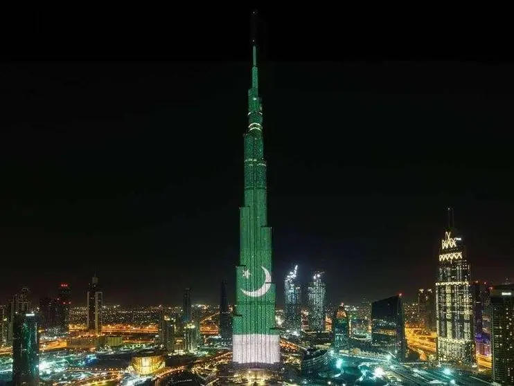 El Burj Khalifa decorado con la bandera de Pakistán.