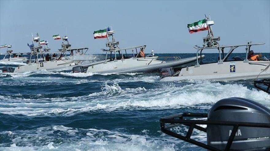 Lanchas rápidas de Irán en el Golfo Arábigo.