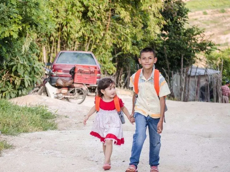 En la imagen de Dubai Media Office, niños colombianos beneficiados de la ayuda en educación.