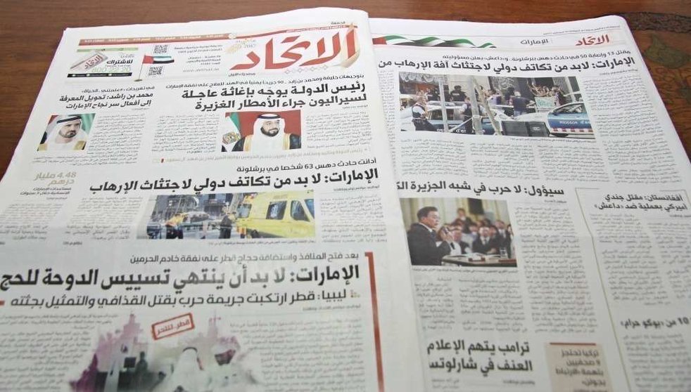 Los atentados de Cataluña protagonizaron este viernes gran parte de la portada de la edición impresa en el periódico en árabe Al Itihad de Abu Dhabi. (EL CORREO)