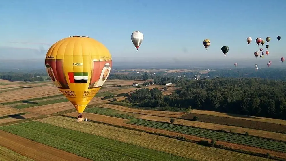 Aspecto del globo emiratí con la figura del presidente de EAU surcando el cielo polaco. (Richard Ramos)