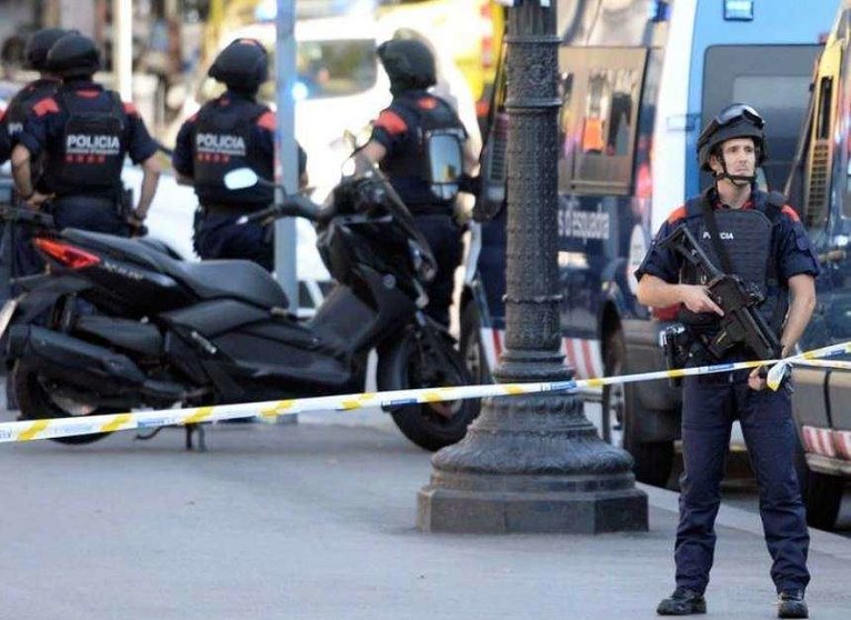 Agentes de la policía en Barcelona tras el atentado en las Ramblas. (RTVE)