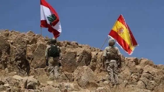 La bandera de España junto a la del Líbano en territorio libanés.