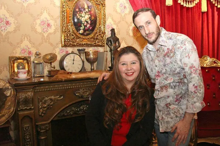 La costarricense Patricia Li Guerrero junto a su esposo, Mohamed Hajali, en el estudio de 'Historyland' de Dubai Mall. (EL CORREO)