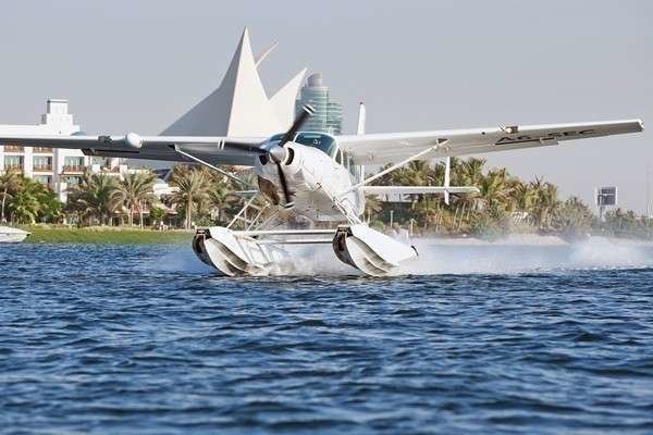 Un hidroavión ameriza ante el Dubai Creek Yacht Club.