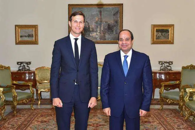 El presidente egipcio, Abdel Fattah al Sisi posa con Jared Kushner, este miércoles en el palacio presidencial de El Cairo. (AFP / PRESIDENCIA EGIPCIA)