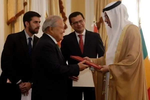 Ahmed Hatim Al Menhali, embajador de EAU en El Salvador, presenta credenciales al presidente salvadoreño. (WAM)