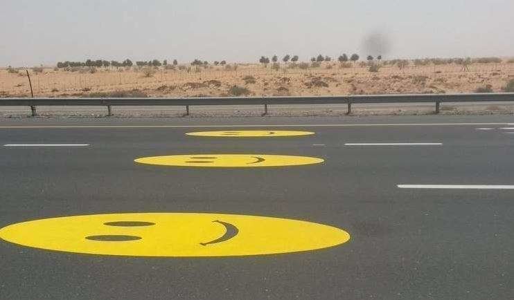 Los emojis sonrientes en Sheikh Mohamed bin Zayed Road.