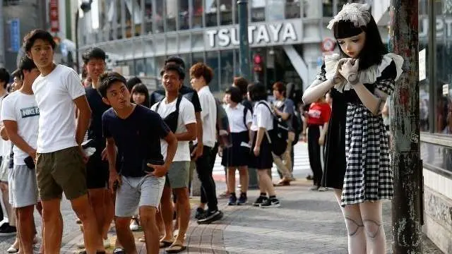 La muñeca pasea por las calles de Japón.