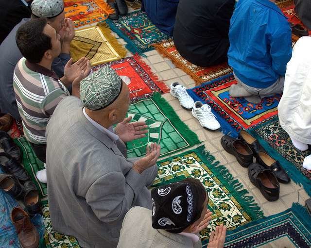 Rezos en una mezquita.