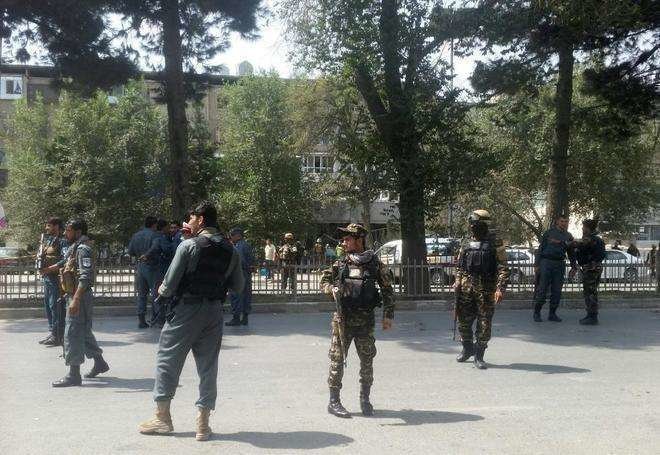 Fuerzas afganas en el lugar del atentado en Kabul. (Reuters)