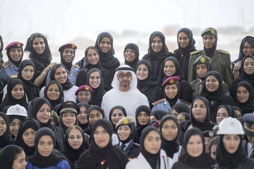 El jeque Mohammed bin Zayed junto a mujeres emiratíes líderes del país. (Casa del príncipe heredero de Abu Dhabi)