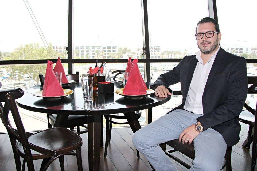 Marc Antoni Ledesma, en Casa de Tapas, el restaurante de Dubai Creek Golf & Yacht Club que inició hace cuatro años. (EL CORREO)