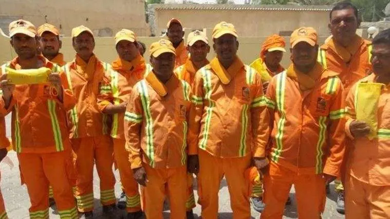 Trabajadores en Dubai con sus collares refrigerados.