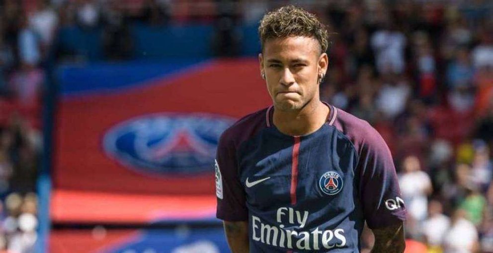 Neymar antes de un encuentro con el Paris Saint Germain.