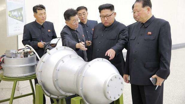 Kim Jong-un revisa la supuesta nueva bomba en el Instituto de Armas Nucleares. (REUTERS)