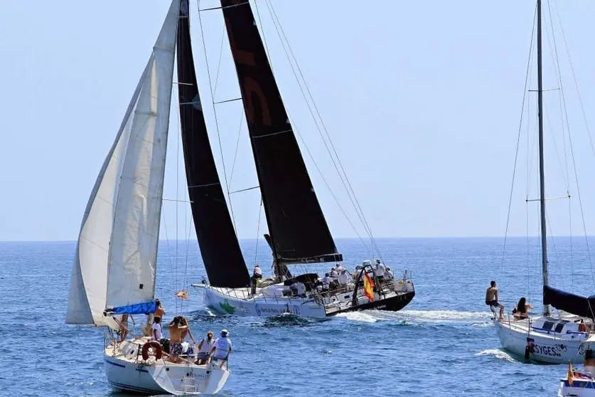 La salida de la Regata Oceánica Palos-La Gomera dejó una estela de impresionantes imágenes. (Cedida)