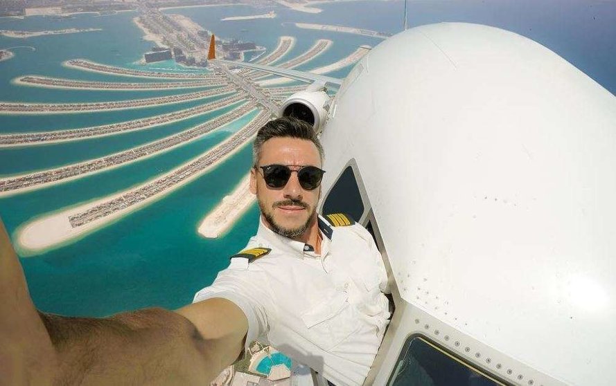 Selfie del piloto sobre La Palmera de Dubai. (Instagram)