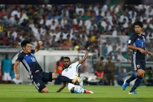 Nawaf Al Abed de Arabia Saudita lucha por el balón con Hotaru Yamaguchi de Japón. (REUTERS/Faisal Al Nasser)