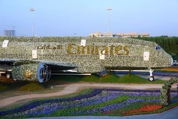 El Emirates A380 de Miracle Garden cubierto de flores se llevó el récord Guinness al mayor arreglo floral del mundo.