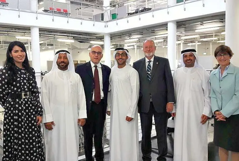 Ana Iris Sanchez, H.E. Abdullah Sultan Al Owais, Francisco Chacon of Costa Rica, H.H. Sheikh Fahim bin Sultan Al Qasimi, Bjorn Kjerfve, H.E. Hußain Al Mahmoudi y Susan Karamanian, en la American University de Sharjah.