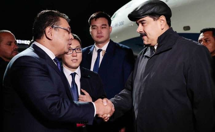El presidente venezolano a su llegada a Astaná, capital de Kazajistán.