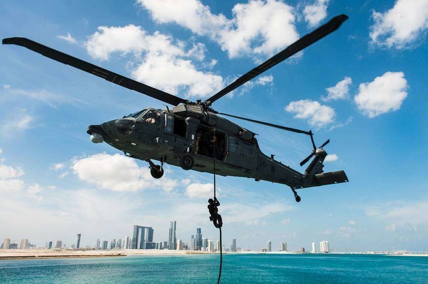 Un helicóptero de las Fuerzas Armadas de Emiratos durante una exhibición.