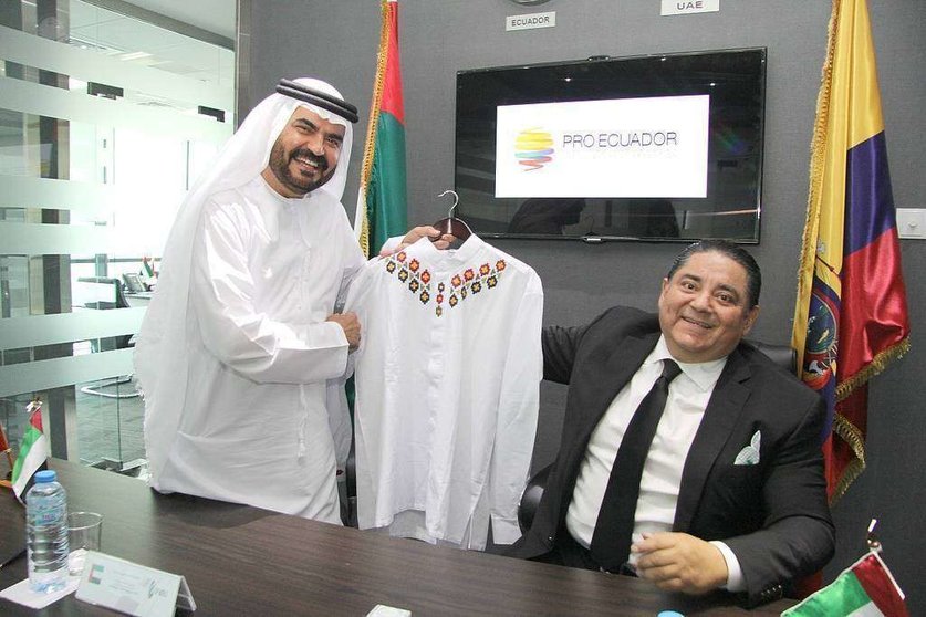 Mario Vallejo entrega al vicepresidente de DP World tras la firma del acuerdo en la oficina de ProEcuador en Dubai una camisa bordada tradicional ecuatoriana. (EL CORREO)