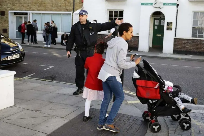 Un policía orienta a la población en la zona del atentado de Londres (Guardia Civil, Twitter)