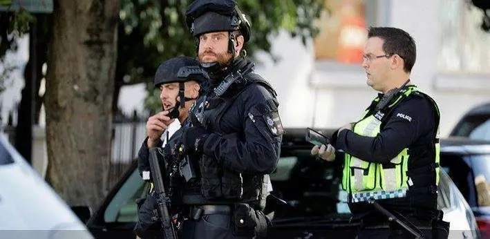 Personal de seguridad en la estación de Parsons Green en Londres.