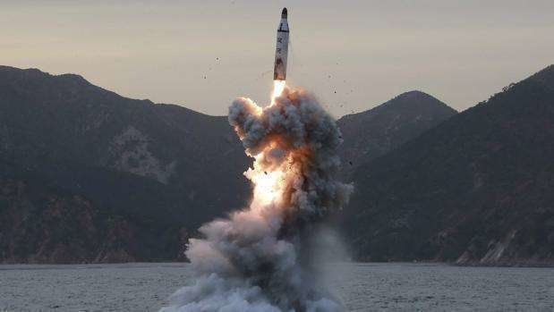 En la imagen de la agencia EFE, un misil lanzado por Corea del Norte.