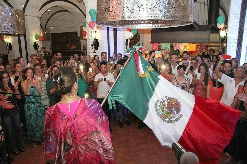 La embajadora de México, durante el Grito en la cena organizado por el restaurante Tortuga en Dubai. (EL CORREO)