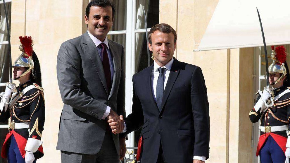 Emmanuel Macron y el emir de Qatar en el Palacio del Elíseo de París. (AFP)