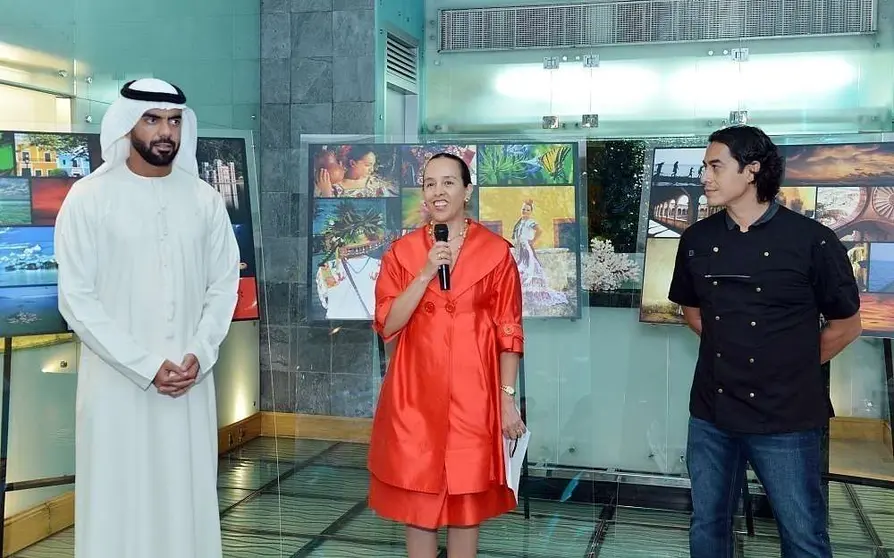 La embajadora de México, durante la inauguración de la Semana Gastronómica junto a Saif Saeed Ghobash -izquierda- y Carlos Gaytán -derecha-. (Manaf K. Abbas) 