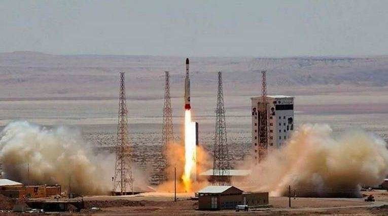 Una imagen del Ministerio de Defensa de Irán de un lanzamiento de cohetes por satélite Simorgh (Phoenix) en una ubicación no revelada el 27 de julio de 2017. 