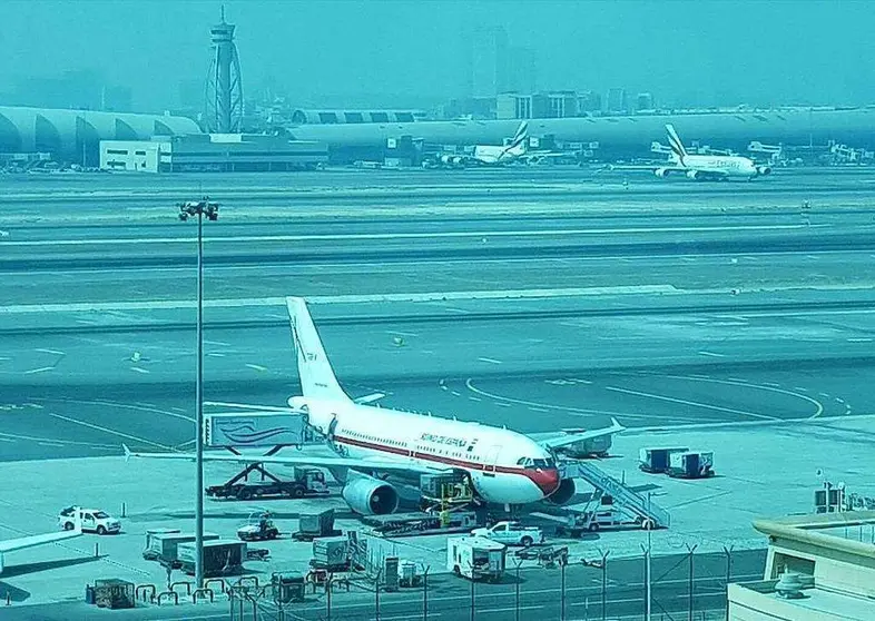 Avión del Ejército español este miércoles en la pista del Aeropuerto Internacional de Dubai. (Facebook)