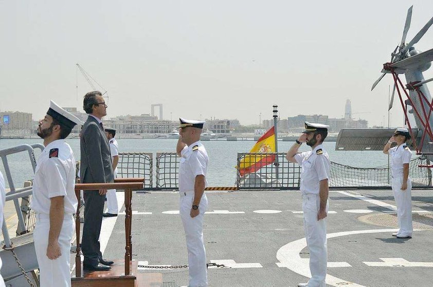 El embajador de España en Emiratos Árabes, Antonio Álvarez Barthe, es recibido con honores a bordo del buque El Rayo. (Estado Mayor de Defensa)