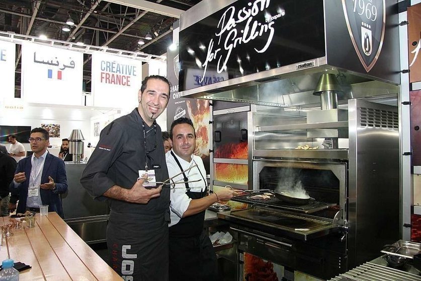 De izquierda a derecha, los chefs Luis Ezqueta y Emilio Ortega con el horno de Josper. (EL CORREO)