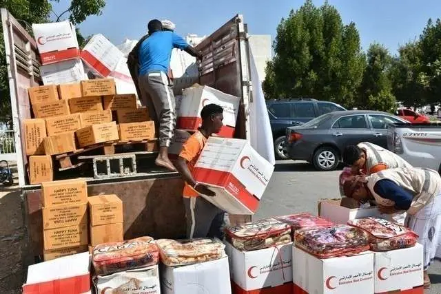 La Media Luna Roja durante una entrega de material médico.