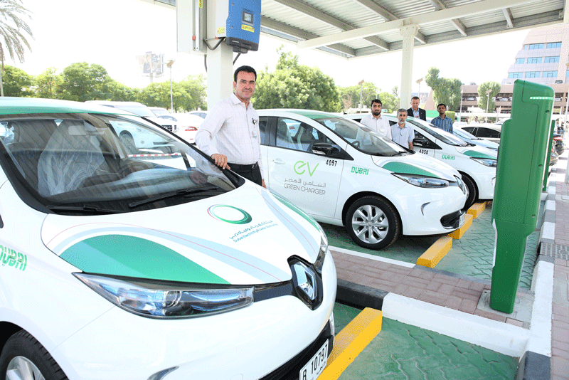 Vehículos eléctricos en una estación de recarga de Dubai.