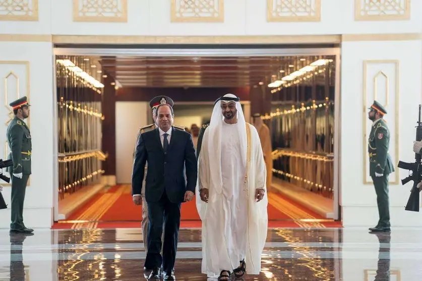 El presidente de Egipto, Abdel Fattah El Sisi, y el jeque Mohammed bin Zayed, este lunes en Abu Dhabi.