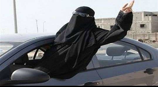 Mujer celebra en Arabia el decreto que permite conducir a las mujeres. (EL CORREO)