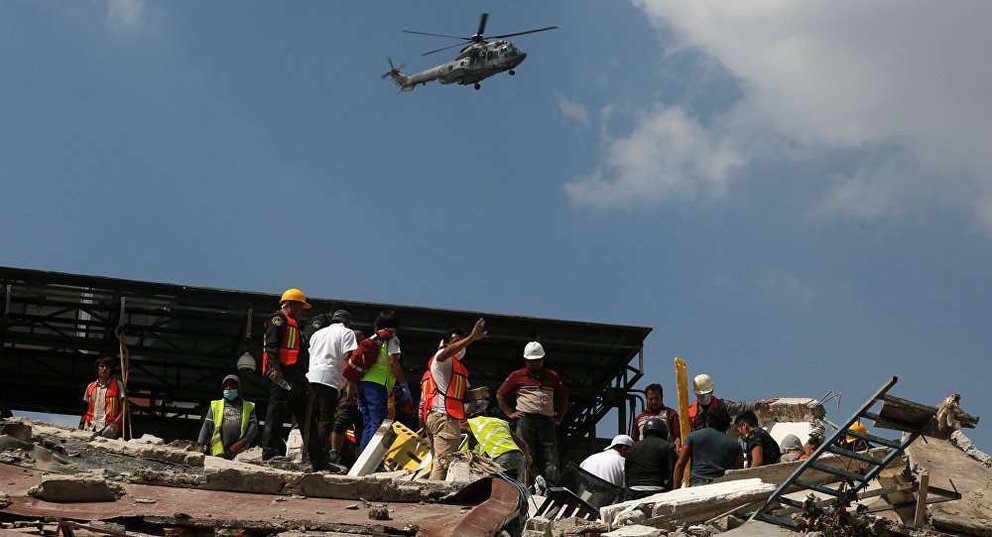Los rescatistas de Colombia trabajan entre los escombros de Ciudad de México.