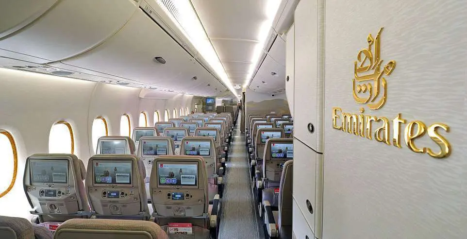 Cabina Turista de un avión de Emirates. (EL CORREO)