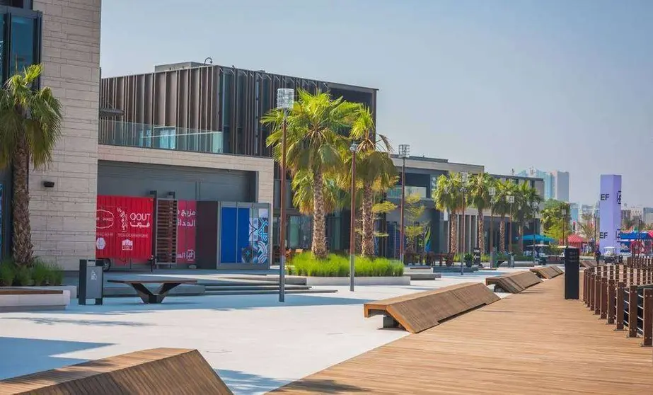 Paseo marítimo de Al Seef en el Dubai Creek.