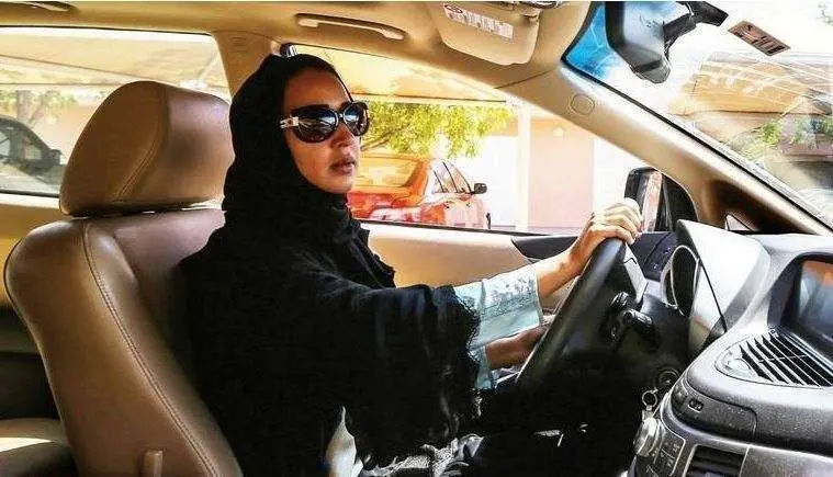 En la imagen de Reuters, una mujer saudí conduce un vehículo.