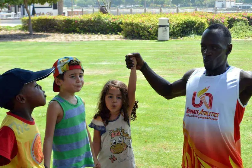 Una futura campeona junto a uno de los entrenadores.