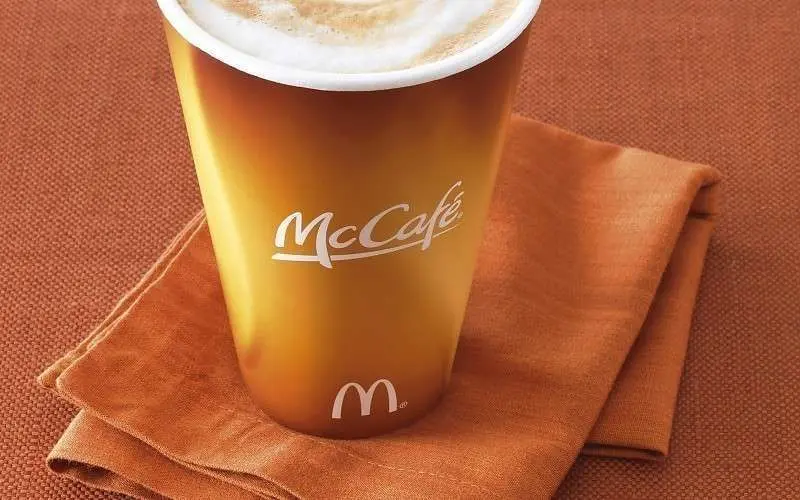 Un café de la famosa cadena Mcdonald's.